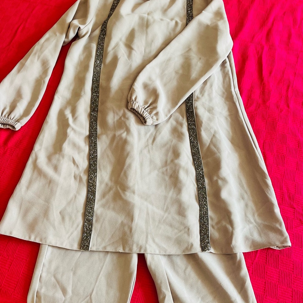 Elegant Beige Women's Cropped Pants Set
